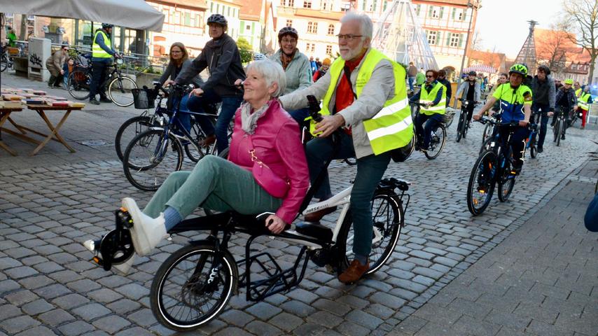 Nach der Kundgebung auf dem Marktplatz ging es auf eine Tour durch Schwabach.