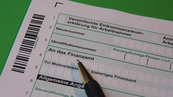 Wegen der Corona-Pandemie mussten Steuerzahlende - nicht wie ursprünglich vorgegeben - ihre Steuererklärung bis zum 31. Juli beim Finanzamt einreichen. Mit dem "Vierten Steuerhilfegesetz" hat der Gesetzgeber eine Fristverlängerung bis zum 31. Oktober 2022 vorgesehen. Weil der 31. Oktober 2022 in einigen Bundesländern ein gesetzlicher Feiertag ist, können Steuerzahlende ihre Erklärung auch noch einen Tag später abgeben. Dies gilt für Brandenburg, Bremen, Hamburg, Niedersachsen, Mecklenburg-Vorpommern, Sachsen, Sachsen-Anhalt, Schleswig-Holstein und Thüringen.