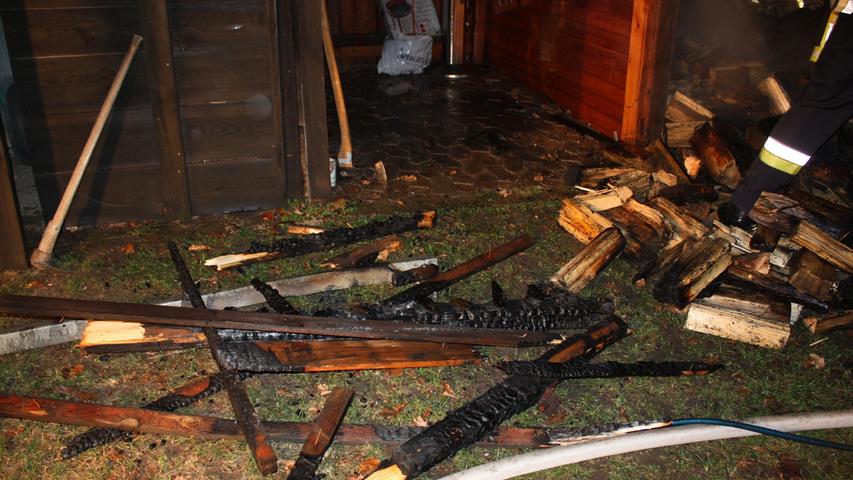 Die verkohlten Reste des Schuppens wurden akribisch nach möglichen Glutnestern abgesucht. Die verkohlten Reste des Schuppens wurden akribisch nach möglichen Glutnestern abgesucht.