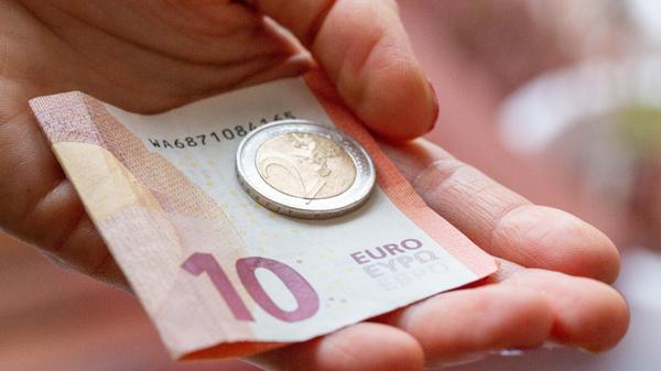 Der Mindestlohn für Leiharbeiter steigt zum 1. April auf 10,88 Euro in der Stunde von bisher 10,45 Euro. Damit liegt er über dem allgemein gültigen Mindestlohn in Deutschland. Auch Beamte bekommen, genau wie Versorgungsempfänger, ab dem 1. April rund 1,8 Prozent mehr Gehalt.