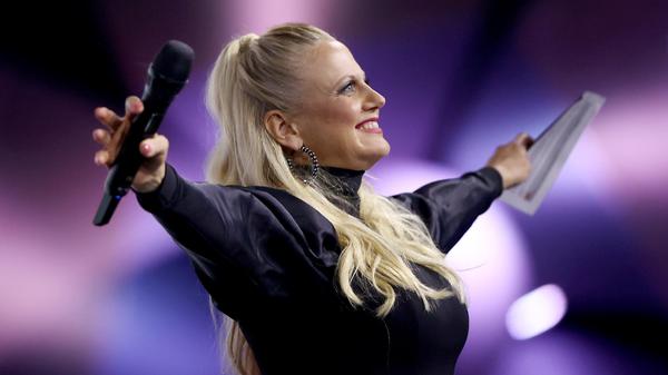 Die Fans des Fernseh-Dauerbrenners können sich auf ein neues und gleichzeitig sehr bekanntes Gesicht freuen: Moderatorin Barbara Schöneberger. Die 48-Jährige präsentiert als Nachfolgerin von Guido Cantz ab dem 2. April die Samstagabendshow im Ersten mit vielen Gags, bei denen die gefürchtete versteckte Kamera zum Einsatz kam. Quotendruck wies Schöneberger im Vorfeld weit von sich: "Wenn's nicht läuft, ist es gar nicht so sehr meine Schuld, sondern die Schuld der Zuschauer, die dann eben einfach nicht einschalten."