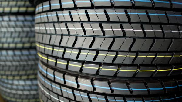 Bei Autoreifen müssen sich Verbraucher auf höhere Kosten einstellen. Man gehe davon aus, dass es zu "spürbaren Preiserhöhungen" in allen Segmenten komme. Denn die Kosten für Rohstoffe, Energie und Logistik seien gestiegen.