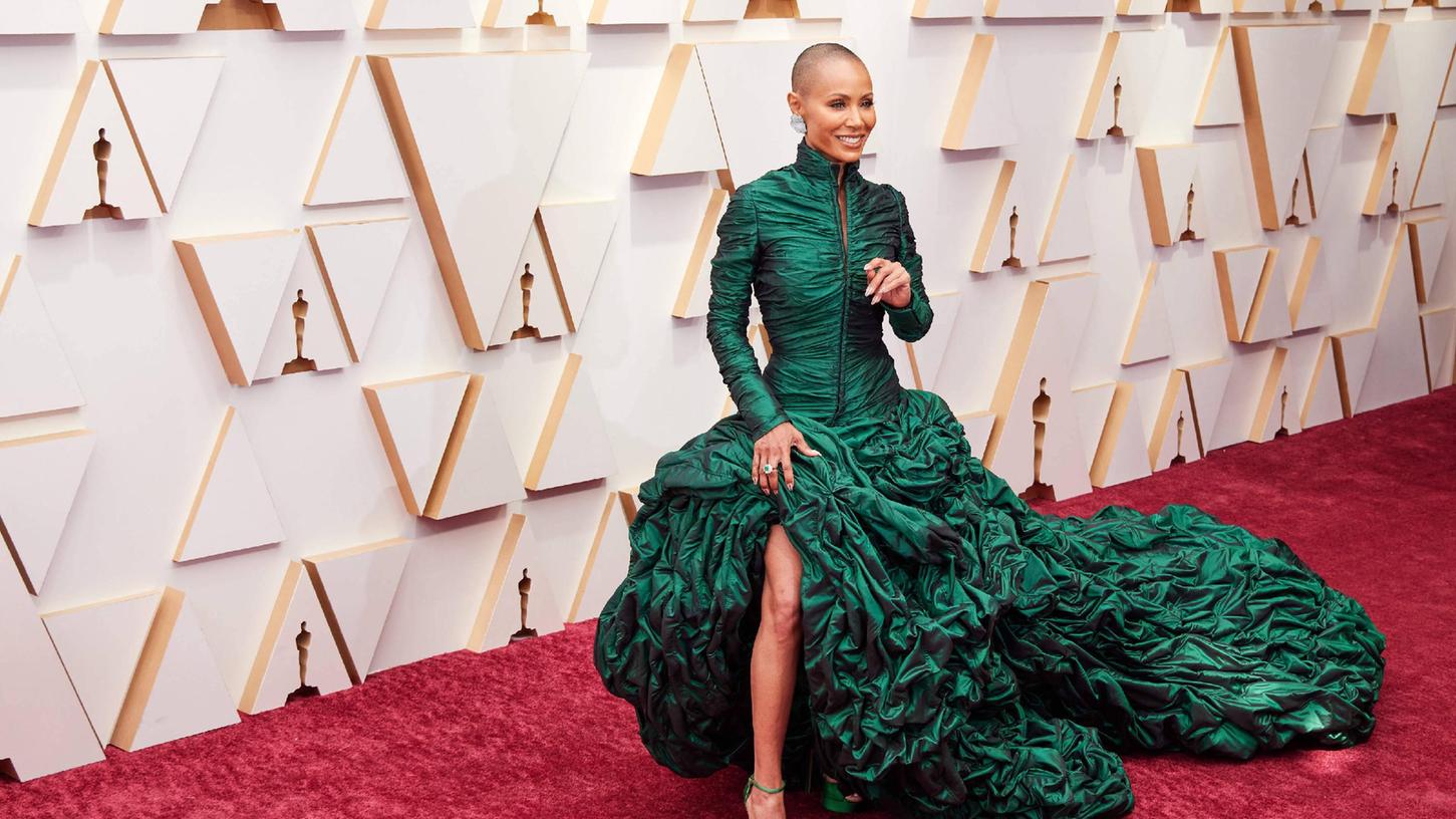 Die Schauspielerin Jada Pinkett Smith bei der Oscar-Preisverleihung. Sie trägt krankheitsbedingt eine raspelkurze Frisur. Die Schauspielerin Jada Pinkett Smith bei der Oscar-Preisverleihung. Sie trägt krankheitsbedingt eine raspelkurze Frisur.