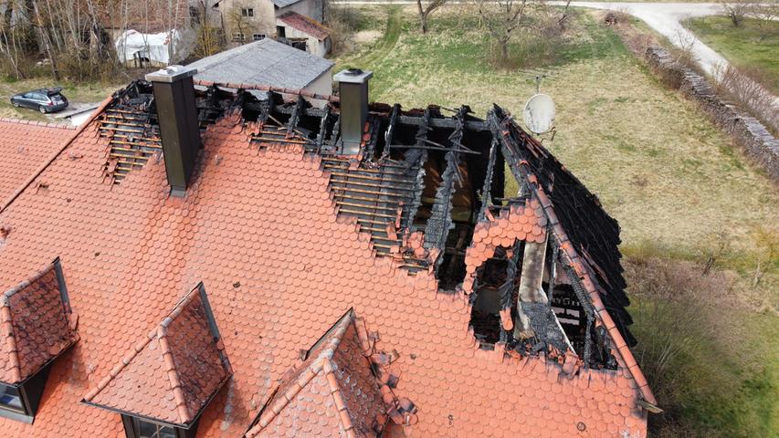 Das Wohnhaus ist derzeit unbewohnbar und der entstandene Sachschaden wird von den Beamten auf mindestens 150.000 Euro geschätzt.
