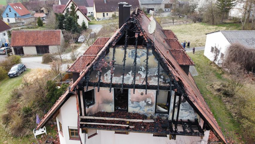 Die drei Bewohner des Einfamilienhauses konnten sich noch rechtzeitig aus dem Gebäude retten. Die Ursache des Brandes ist noch unklar. 