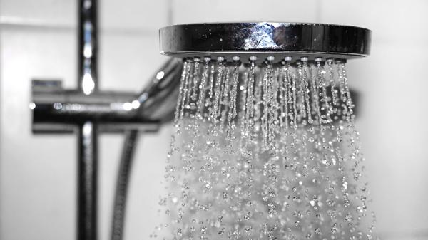 Es kommt nur noch wenig Wasser aus dem Duschkopf? Das liegt vermutlich an einer Verkalkung. Aggressive Putzmittel können diese lösen - schädigen aber womöglich die Materialien. Es gibt eine schnelle und schonende Alternative: die Spülmaschine. Denn bei hohen Temperaturen lösen sich Kalk und Schmutz. Wie Sie wiederum Ihre Spülmaschine reinigen können, erfahren Sie hier.