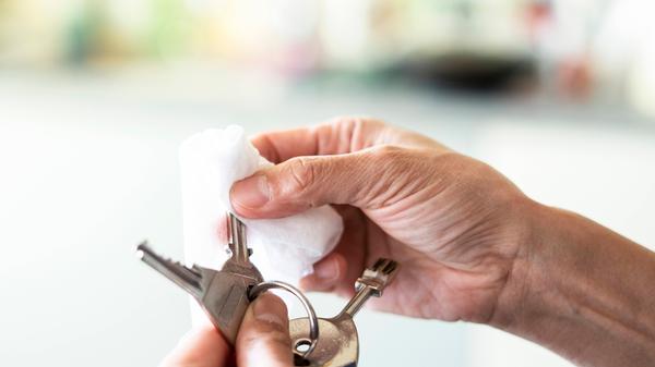 Wir nehmen sie täglich in die Hand und lassen sie gelegentlich auch mal fallen: die Schlüssel. Da die Hände beim Herunterbringen des Mülls und vor dem Nachhausekommen nicht gewaschen werden können, bleiben schnell Viren und Dreck an ihnen hängen. Statt sie umständlich mit Bürsten, Reinigungstüchern oder anderen Utensilien zu säubern, ist ein Waschgang in der Spülmaschine viel effektiver. Im Besteckkorb oder -fach bleiben sie zudem an Ort und Stelle.