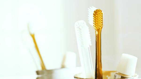 Für ein strahlendes Lächeln sollte mindestens zweimal am Tag Zähne geputzt werden. Doch auch die Zahnputzbecher benötigen regelmäßige Reinigung: Manch einer wird erschrecken, wenn er den Schmutz und die Ablagerungen darin erblickt. Da kann ein Waschgang in der Spülmaschine helfen - und der Seifenschale schadet es auch nicht.