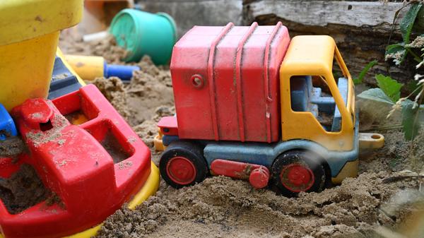 Kinderspielzeug muss einiges aushalten. Die Kleinen kauen darauf herum, spielen damit im Sandkasten und Garten - deswegen ist eine regelmäßige Reinigung wichtig. Die Teile einzeln zu säubern könnte lange dauern, da ist ein Waschgang in der Spülmaschine einfacher. Es sollte jedoch auf das Material geachtet werden: Plastik kann bei circa 45 Grad problemlos gereinigt werden.