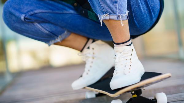 "Nur dreckige Chucks sind echte Chucks": Ob Sneaker sauber getragen werden sollen oder nicht, da gehen die Meinungen auseinander. Wer sich für die hygienische Variante entscheidet, darf seine Schuhe in der Spülmaschine waschen. Dabei sollte aber auf das Material geachtet werden: Leder ist nicht geeignet, Stoffschuhe jedoch schon. Wie Sie Ihre Schuhe richtig waschen, erfahren Sie hier.