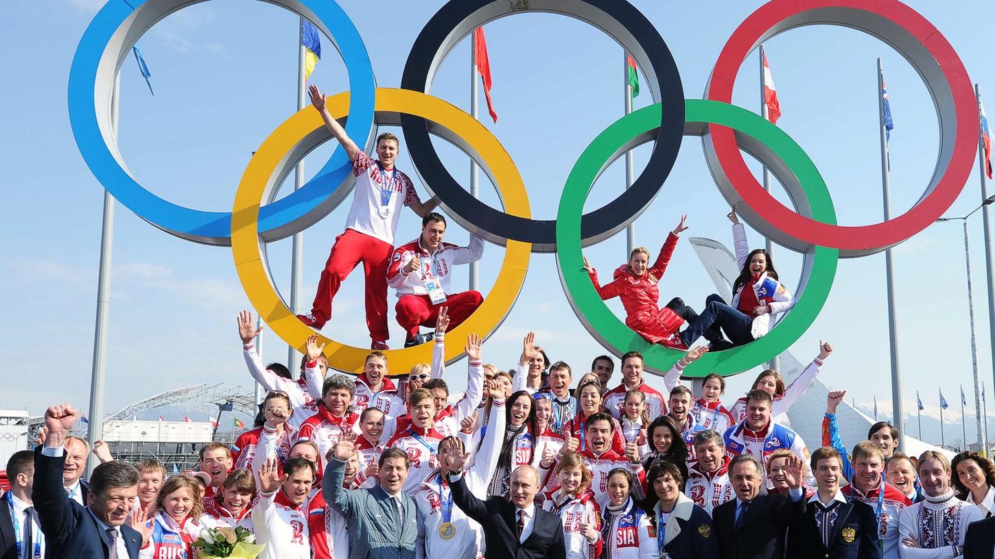 Zeigt sich gern mit erfolgreichen Sportlern: Russlands Präsident Wladimir Putin (M,vorn) in Sotschi.