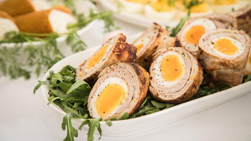 Für die Schwalbennester wird ein Schweineschnitzel plattiert und mit Senf bestrichen.
Für die Schwalbennester wird ein Schweineschnitzel plattiert und mit Senf bestrichen.