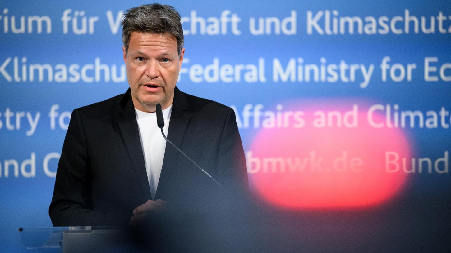 Bundeswirtschaftsminister Robert Habeck (Grüne) rief am Mittwoch in Berlin die Frühwarnstufe des Notfallplans Gas aus.