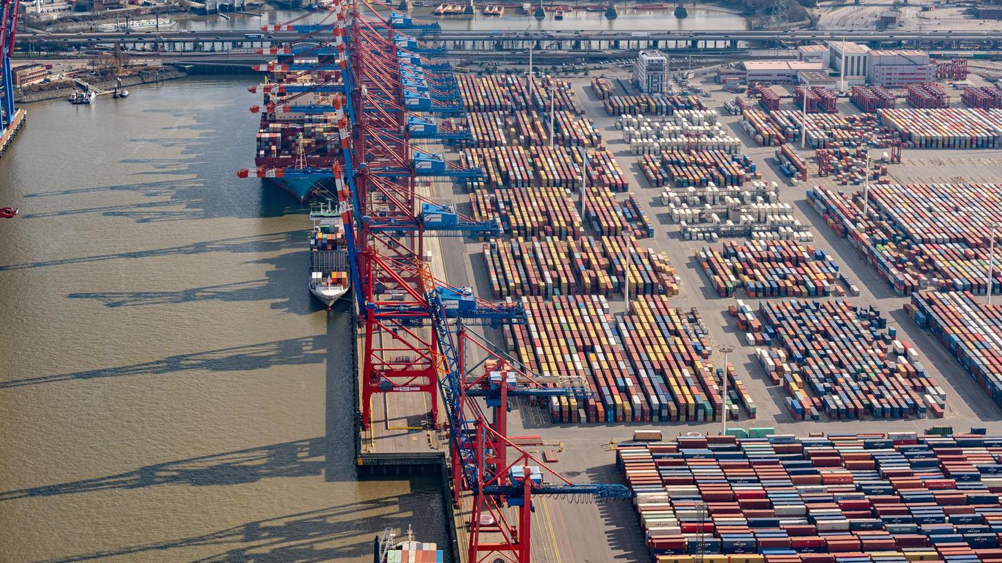 Die Wirtschaftsweisen haben wegen der Folgen des Ukraine-Kriegs ihre Konjunkturprognose für dieses Jahr deutlich nach unten geschraubt. Das Luftbild zeigt zahlreiche Container auf dem Gelände des Containerterminals Eurogate im Hamburger Hafen. 