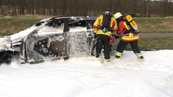 Schaumbad auf der B8: Auto fängt bei Pölling Feuer