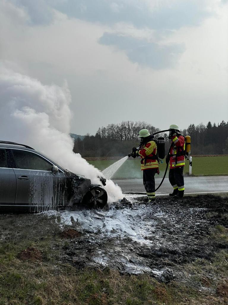 Das Feuer war im Motorraum ausgebrochen, der völlig zerstört wurde.