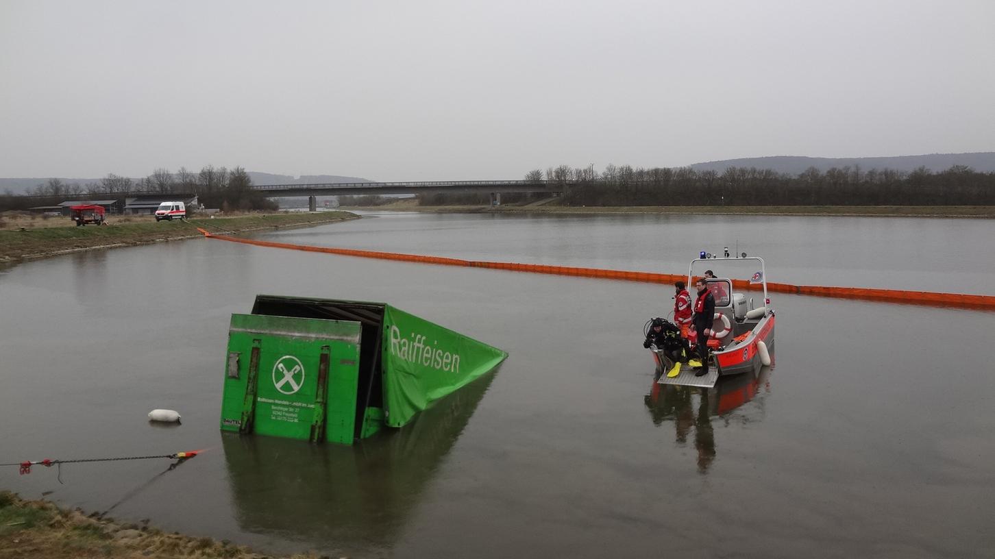 Bachhausen: Lkw macht sich selbstständig und versinkt im RMD-Kanal