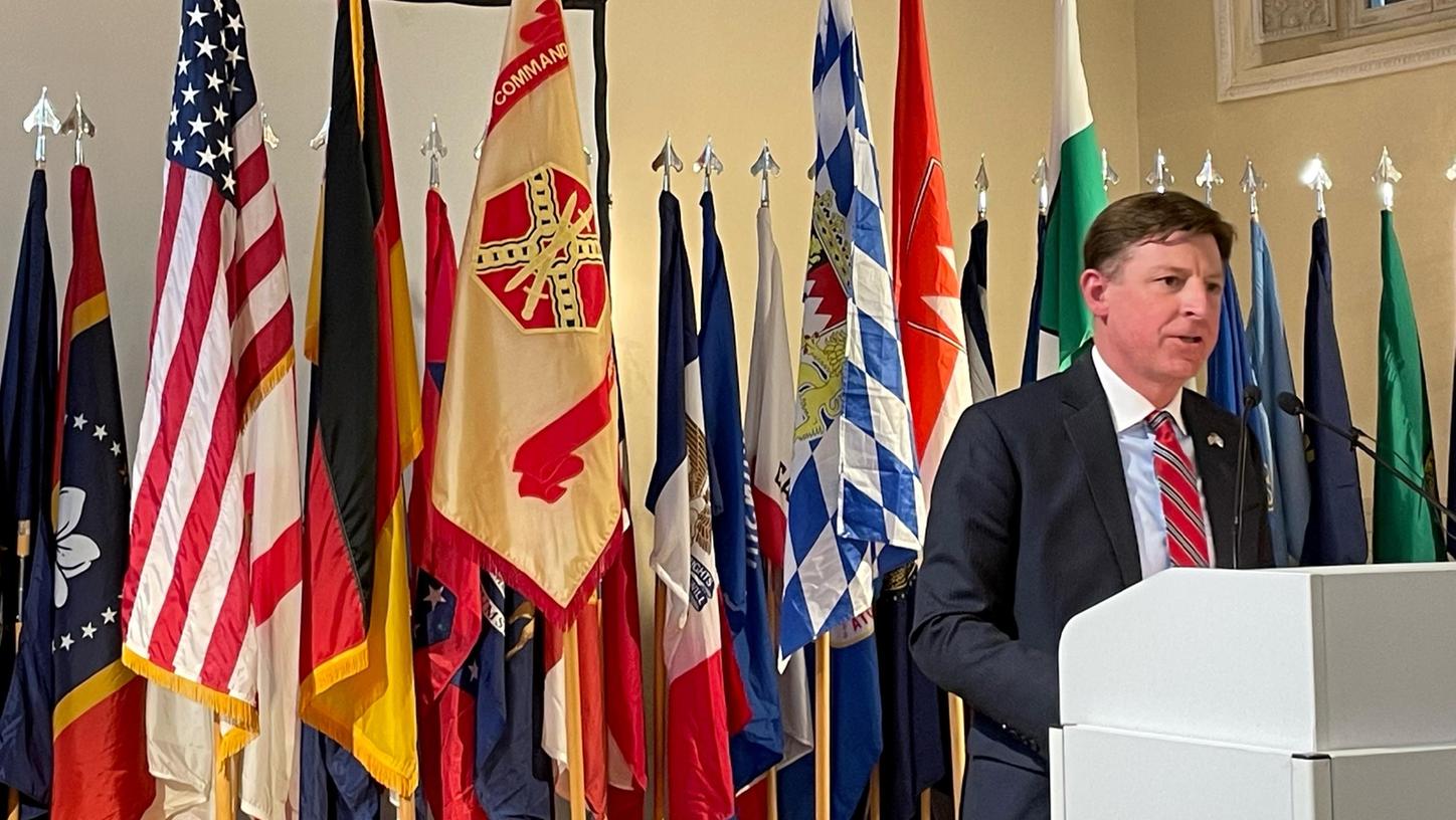 Der US-Generalkonsul in München, Timothy Liston, spricht in der Karlshalle in Ansbach.