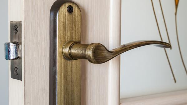 Auch Tür- und Schubladenknäufe werden sehr oft angefasst. Viele können einfach abgedreht oder abmontiert werden - und im Geschirrspüler gründlich gereinigt werden.