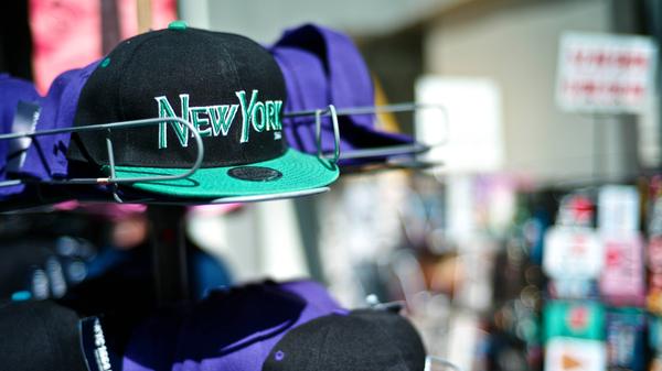 Vor allem in der Sommerhitze wird viel am Kopf geschwitzt - unschöne Schweißränder sind die Folge. In der Waschmaschine könnte der Schirm der Kappe abknicken. Um das zu verhindern, können diese in der Spülmaschine gewaschen werden, wo sie schonend sauber werden. Wie Sie Schweißgeruch aus der Kleidung entfernen können, erfahren Sie in unserem Beitrag.