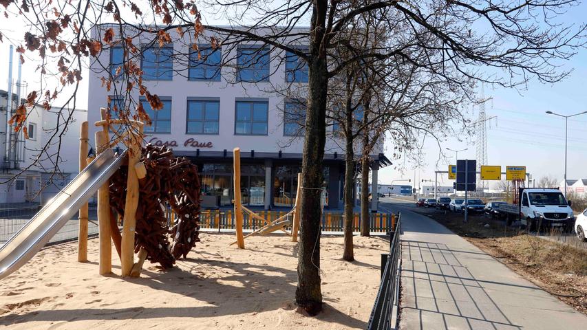 An der Obi-Kreuzung in Forchheim-Süd eröffnet Casa Pane. Der für März geplante Start verzögert sich. Mitte Mai soll es losgehen samt neuem Brotbackservice zur Bestellung von individuellen Wunschbroten . Außen entsteht ein Spielplatz. An der Obi-Kreuzung in Forchheim-Süd eröffnet Casa Pane. Der für März geplante Start verzögert sich. Mitte Mai soll es losgehen samt neuem Brotbackservice zur Bestellung von individuellen Wunschbroten . Außen entsteht ein Spielplatz.