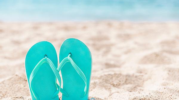 Badelatschen sind am Strand und in der Sauna ein Must-have - an einem regnerischen Tag sind es die Gummistiefel. Besteht das Schuhwerk aus Plastik oder Gummi, verträgt es einen Waschgang im Geschirrspüler. Andere Materialien könnten jedoch durch die hohen Temperaturen beschädigt werden. In dem Fall sollte also lieber zu einem Lappen gegriffen werden.