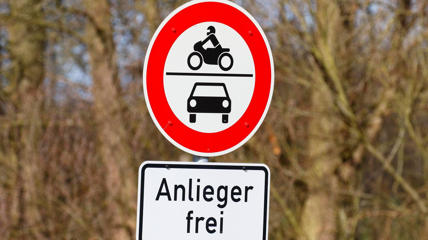 Wer das Verkehrsschild "Anlieger frei" missachtet, dem droht ein Bußgeld.