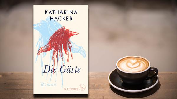 Wer Handke mag, wird auch dieses Buch mögen: Katharina Hackers luftige Krisen-Parabel "Die Gäste". Ihre Heldin Friederike erbt zum 50. Geburtstag völlig überraschend ein Café von der längst verstorbenen Großmutter und gibt sogleich ihren Unijob (am "Institut für verschwindende Idiome"!) auf. Die Gäste, die sie liebevoll beobachtend anlockt, sitzen indes auch im Keller: Ratten zum Beispiel, die wie bei E.T.A. Hoffmann in Uniform aufmarschieren. Auch Kafka ist nicht fern in dieser lose vor sich hinpoetisierten Berliner Skizze, bei der es nicht nur um äußere Bedrohung geht (Pandemie plus Heckenschützen auf den Dächern), sondern vor allem um Einsamkeit und Sehnsucht, etwa nach dem verlorenen Sohn... (S. Fischer, 20 Euro) Wolf Ebersberger