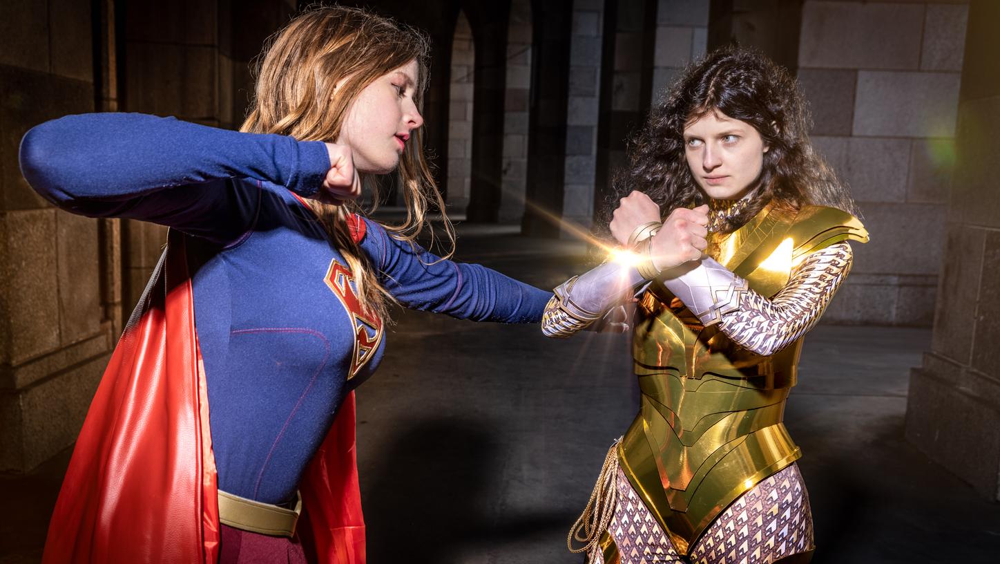 Wenn Supergirl auf Wonder Woman trifft: Fotoshooting mit zwei Superheldinnen in der Nürnberger Kongresshalle