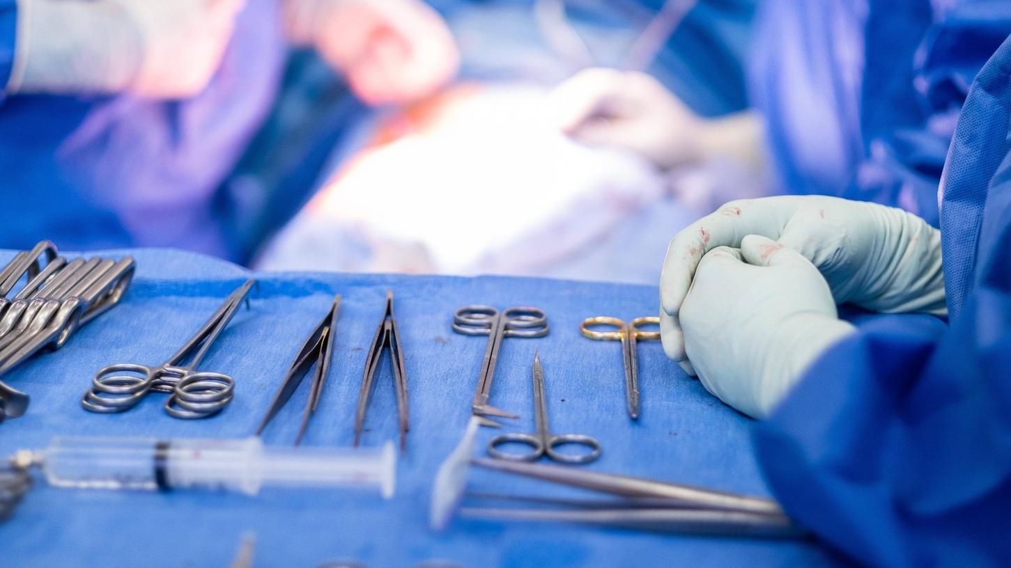 Die Krankenhäuser befinden sich mal wieder im Krisenmodus. Viele OPs werden auf Mai verschoben, weil sehr viel Personal wegen Corona ausfällt. Die Krankenhäuser befinden sich mal wieder im Krisenmodus. Viele OPs werden auf Mai verschoben, weil sehr viel Personal wegen Corona ausfällt.