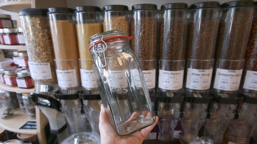 15.01.2020 Dortmund, Der unverpackt Laden Pur - Loses und Feines . Im Angebot sind Grundnahrungsmittel wie Nudeln, Hülsenfrüchte, Getreide, Mehle, aber auch Schokolade, Kekse und auÃerdem Wasch- und Putzmittel, Seifen, und Kosmetik. Leere Gläser für die Waren können im Laden gekauft werden. *** 15 01 2020 Dortmund, Der unverpackt Laden Pur Loses und Feines The range includes basic foods such as pasta, pulses, cereals, flours, but also chocolate, biscuits and also detergents, soaps and cosmetics Empty glasses for the goods can be bought in the store 15.01.2020 Dortmund, Der unverpackt Laden Pur - Loses und Feines . Im Angebot sind Grundnahrungsmittel wie Nudeln, Hülsenfrüchte, Getreide, Mehle, aber auch Schokolade, Kekse und auÃerdem Wasch- und Putzmittel, Seifen, und Kosmetik. Leere Gläser für die Waren können im Laden gekauft werden. *** 15 01 2020 Dortmund, Der unverpackt Laden Pur Loses und Feines The range includes basic foods such as pasta, pulses, cereals, flours, but also chocolate, biscuits and also detergents, soaps and cosmetics Empty glasses for the goods can be bought in the store
