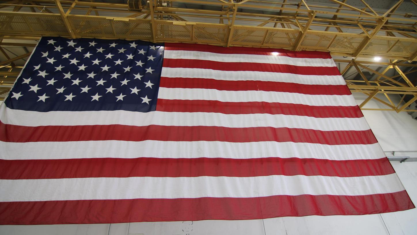 Bei der Zeremonie zur Eröffnung des Hauptquartiers des V. Korps in Ansbach wird auch die US-Flagge gehisst.