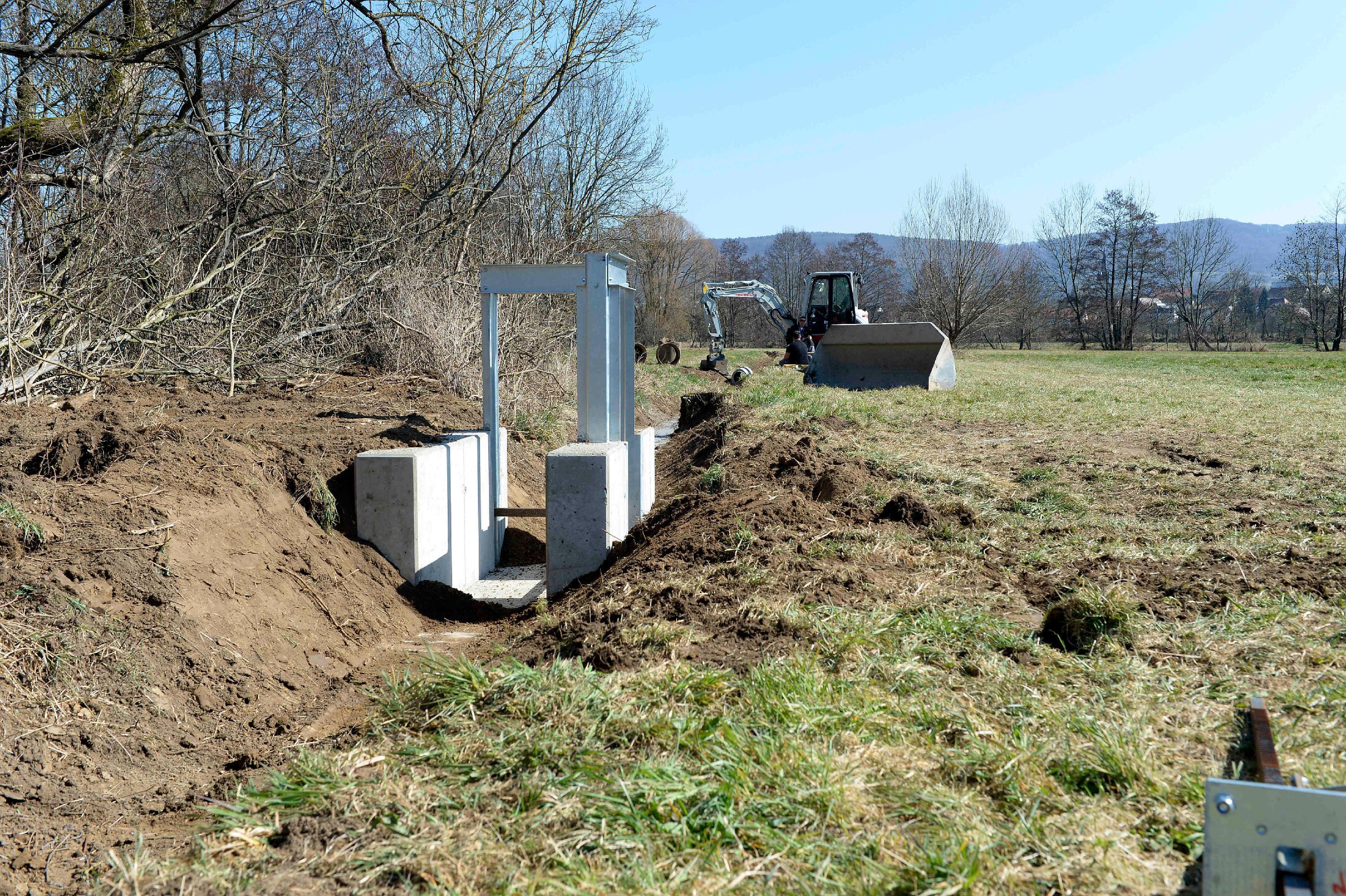 Bauarbeiten an der Wiesentwehr in Kirchehrenbach. 