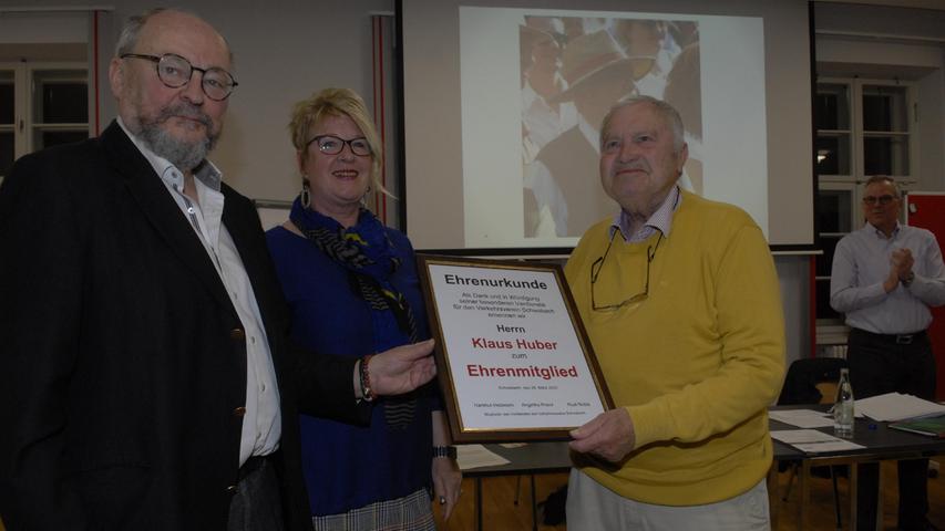 Vorsitzender Hartmut Hetzelein und seine Stellvertreterin Angelika Preinl ernannten Klaus Huber zum Ehrenmitglied des Verkehrsvereins.  