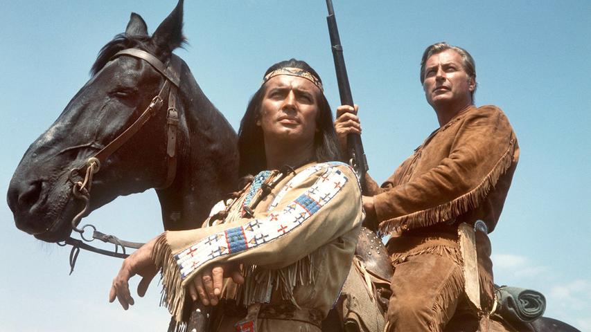 Geht aus heutiger Sicht gar nicht mehr: ein Nicht-Indianer (Pierre Brice, li.) spielt den Indianer Winnetou. Bei Lex Barker sind die Dinge eher unklar, das Pferd aber darf sich wohl selber spielen.