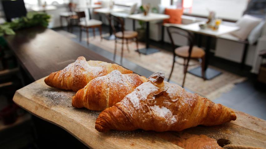 Croissants, selbst gebackene Kuchen, Frühstück und mehr bietet das neue Sundays in der Nordstadt.