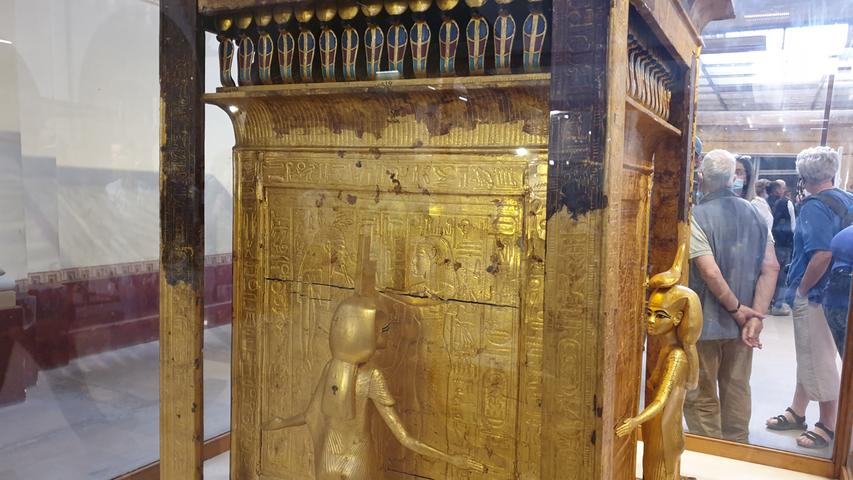 Hier einer der Schreine aus der Grabkammer, der fotografiert werden darf. Tutanchamun regierte etwa von 1332 bis 1323 v. Chr.. Er starb im Alter zwischen 18 und 20 Jahren. Woran? Die Theorien reichen von Malaria bis zur Blutvergiftung.