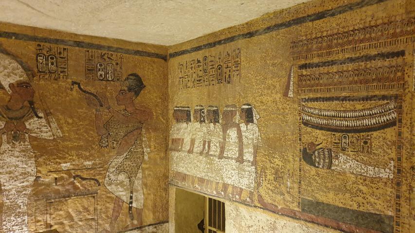Außerdem gibt es dort die Möglichkeit hinabzusteigen in die nachgebildete Grabkammer von Tutanchamun mit goldenen Wandverzierungen. 