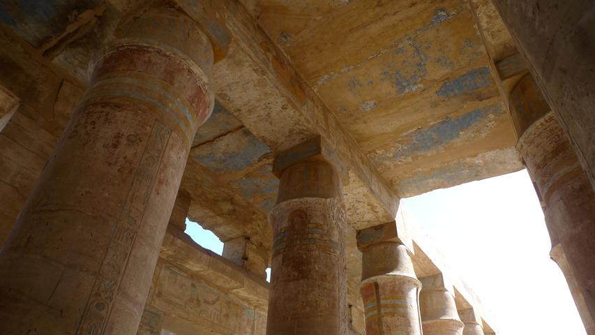 ...mit dem Tempel des Amun-Re und seinem Säulensaal. Auf einer Fläche von 103 Metern Länge und 53 Metern Breite standen hier einst 134 Säulen, die Papyruspflanzen nachgebilden.