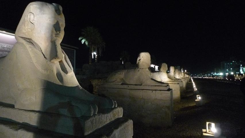 Die Allee der Sphinxen, die im November 2021, nach ihrer Restaurierung mit einer prunkvollen Zeremonie wiedereröffnet wurde, verbindet die Karnak-Tempel...