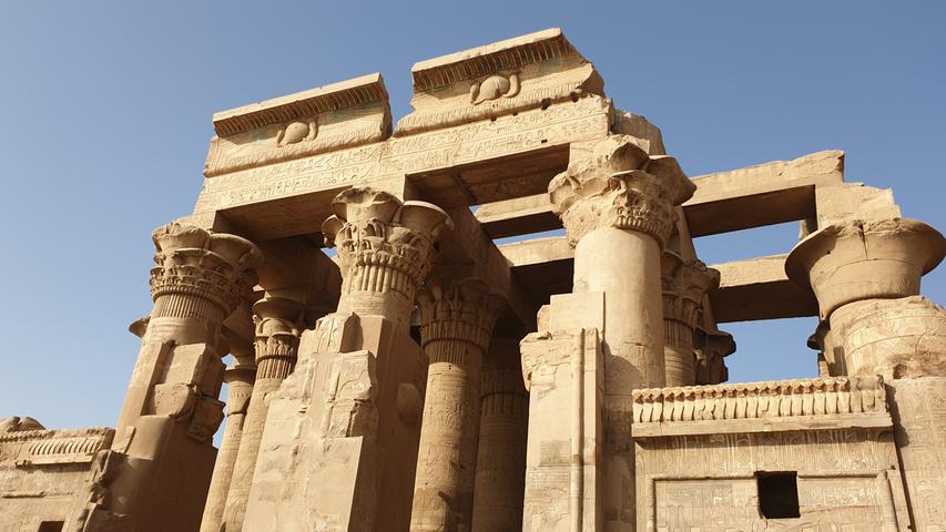 Luxor gilt als riesiges Freilichtmuseum und als Schatzkammer Ägyptens. In einem Dorf etwa 2,5 Kilometer nördlich liegen die weltberühmten Karnak-Tempel...