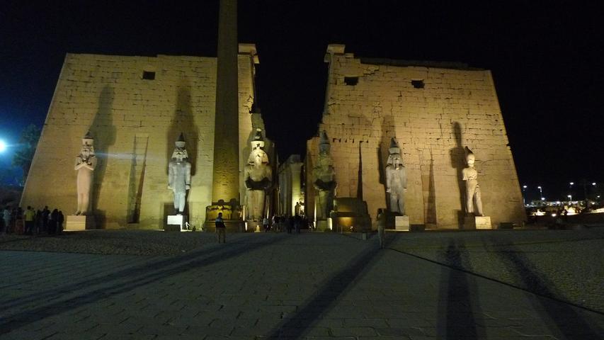 ... mit dem Luxor-Tempel, der bekannt ist...