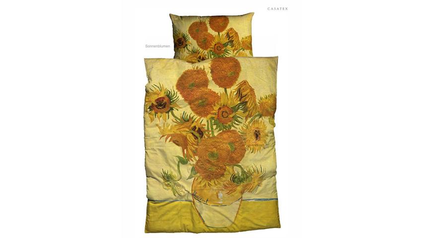 Bettwäsche Van Gogh "Sonnenblumen" 135 x 200: Die „Sonnenblumen“ sind weltweit eines der bekanntesten Werke van Goghs. Eine reiche Sinfonie verschiedener Gelb-, Orange- und Grüntöne. Mit dieser Serie dekorativer Sonnenblumen-Stillleben wollte van Gogh Eindruck auf seinen Freund Paul Gauguin machen. Diese Stillleben sollten die Wände von Gauguins Schlafzimmer zieren. Van Gogh machte sich mit großem Fanatismus an diese Serie. 