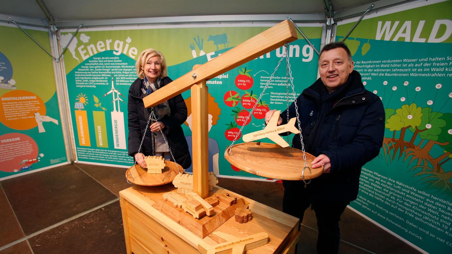 Bürgermeisterin Julia Lehner und Erfahrungsfeld-Leiter Claus Haupt probieren die Klimawaage aus. Bürgermeisterin Julia Lehner und Erfahrungsfeld-Leiter Claus Haupt probieren die Klimawaage aus.