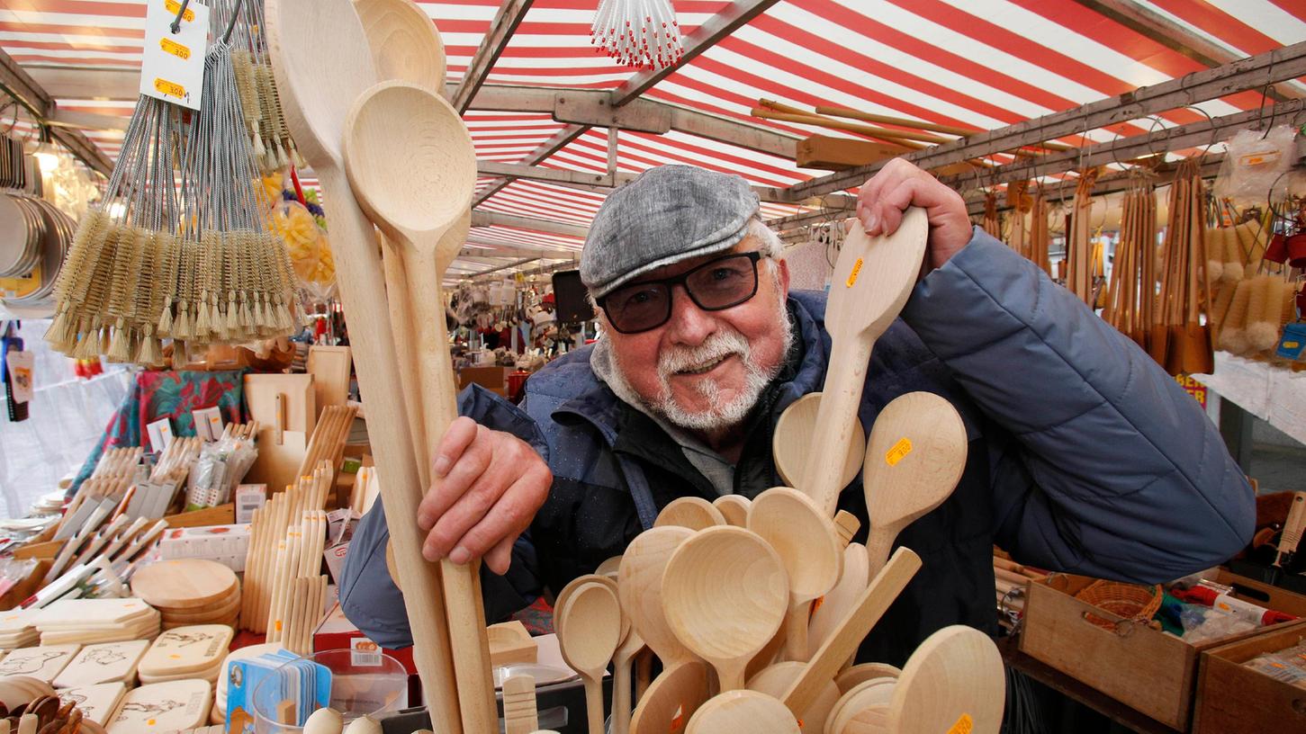 Auf dem Nürnberger Ostermarkt kann man sich mit praktischen Helfern für den Haushalt eindecken. Auf dem Nürnberger Ostermarkt kann man sich mit praktischen Helfern für den Haushalt eindecken.