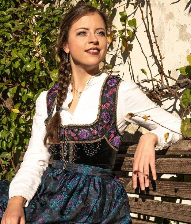 Schneidermeisterin Rosalie.PNG