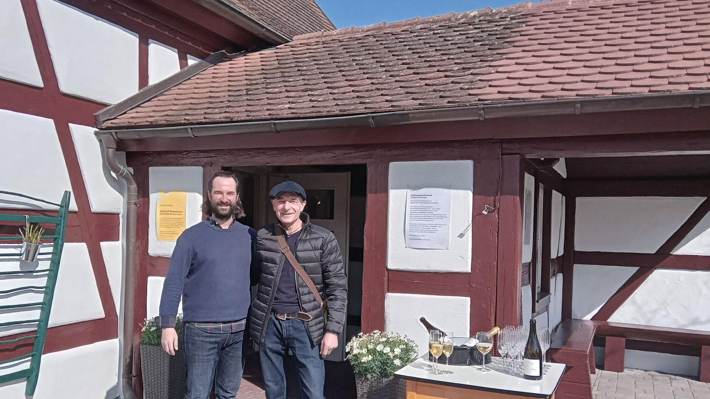 Jochen Welker (links) begrüßt als neuer Pächter seit dem 1. April seine Gäste im Radlertreff Gutenstellen - und wird von Vater Rainer unterstützt.