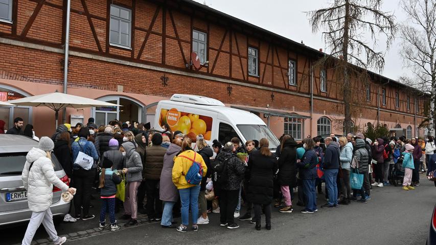 Der Andrang ist groß. Viele Geflohene aus der Ukraine sind auf Lebensmittelspenden der Tafel angewiesen. 