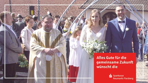 In der Filialkirche in Wappersdorf bekam die Ehe von Theresa Schuderer, geb. Meier, und Andreas Schuderer den kirchlichen Segen. Pfarrer Andreas Endriß zelebrierte die Trauungsfeier, die von der Gruppe "Lebensgfühl" musikalisch umrahmt wurde. Die 28-jährige Wirtschaftsfachberaterin und der 31-jährige Ingenieur kennen sich schon seit der Kindheit, haben sie doch das gleiche Hobby, den Schießsport. Allerdings hatten sie lange nur ein Auge für die Zielscheibe. Da bedurfte es schon der Kirchweih in Hofen im Jahr 2011, bei der sich beide dann näher kamen. Ein langes Spalier empfing das Paar nach dem Traugottesdienst. Im Namen aller Schützinnen und Schützen überbrachte der Wappersdorfer Schützenmeister Christian Nießlbeck Glückwünsche. Die Jungvermälten haben sich in Mühlhausen ein Haus gebaut, in dem sie nunmehr „unzertrennlich“ wohnen werden.