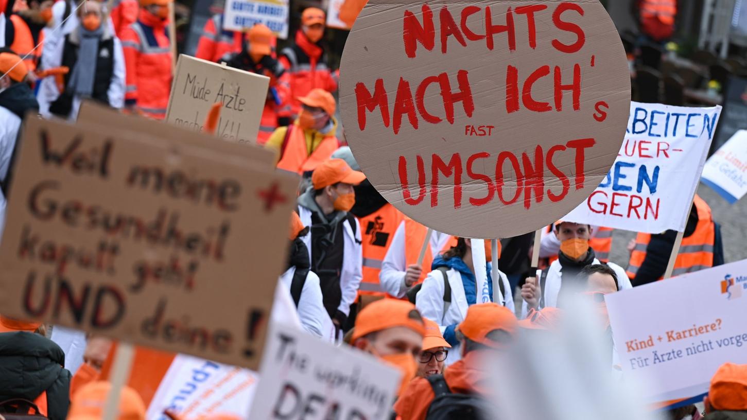 Klinikärzte fordern mehr Geld: Demonstranten bei einer Kundgebung des Marburger Bunds in Frankfurt Ende März.